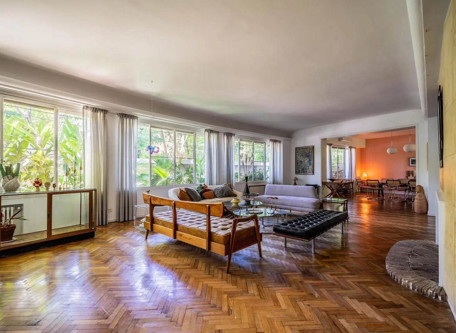 Casa Racionalista en venta en Acassuso. 5 Dormitorios. Quincho. Pileta. Cochera cubierta. 3