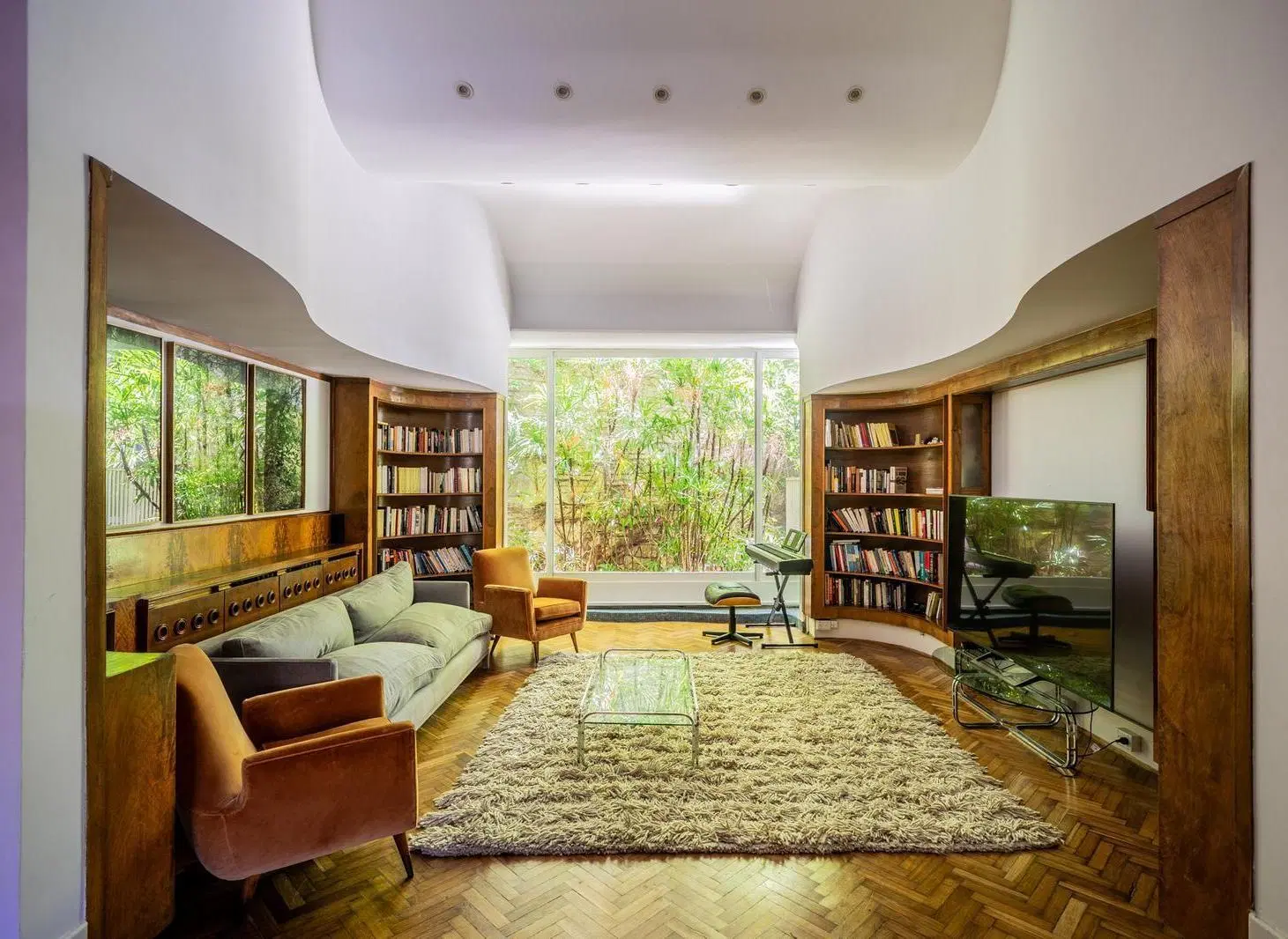 Casa Racionalista en venta en Acassuso. 5 Dormitorios. Quincho. Pileta. Cochera cubierta. 4