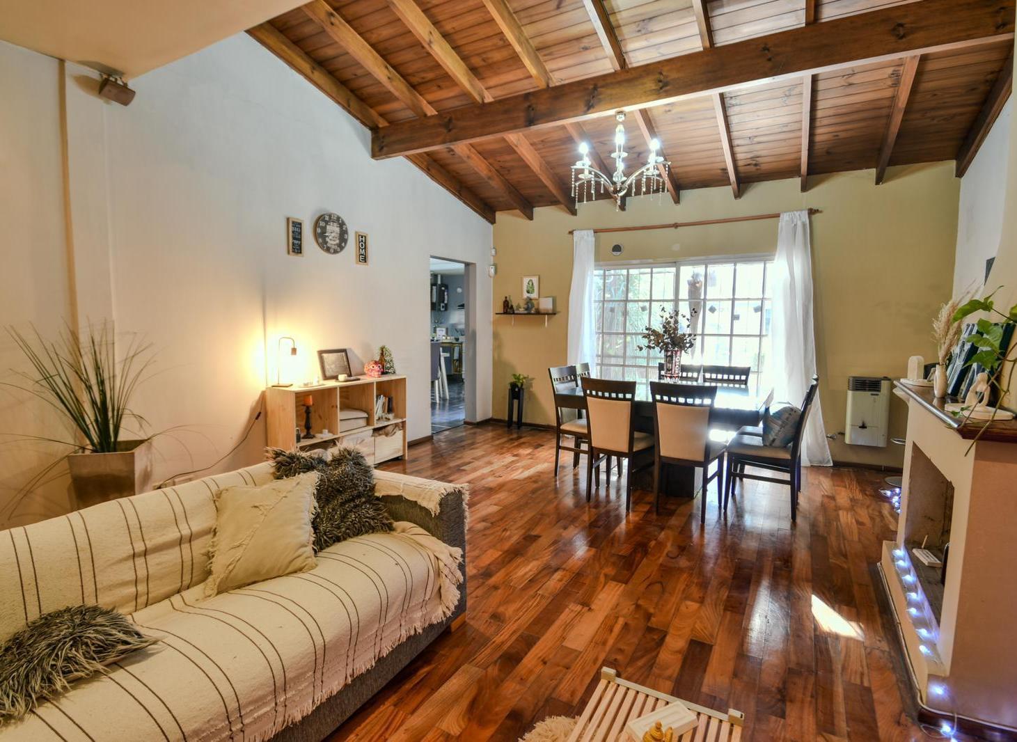 Venta Casa de 5 ambientes con jardin, pileta y quincho en Villa Luro