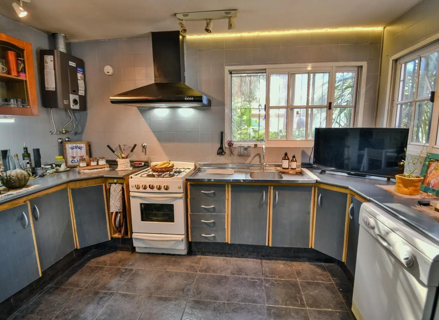 Venta Casa de 5 ambientes con jardin, pileta y quincho en Villa Luro 2