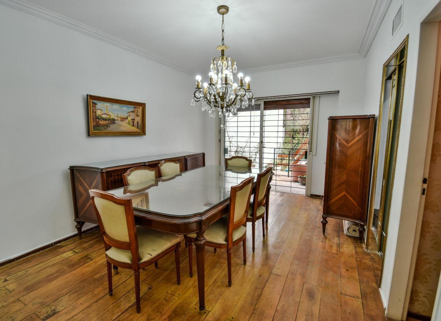 Foto de AMPLIA CASA 6 AMBIENTES EN LINIERS | GARAGE PATIO TERRAZA | EXCELENTE, imagen 2