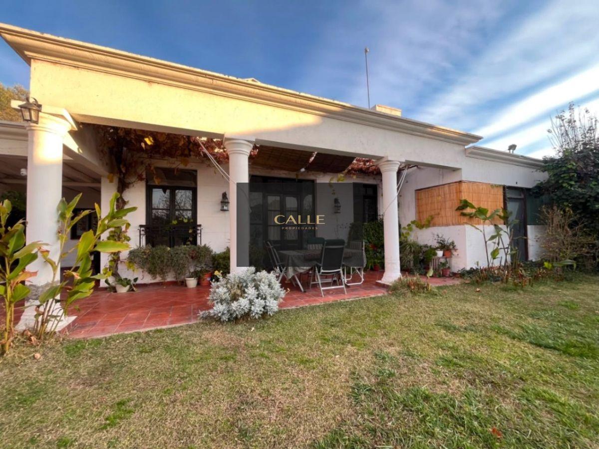 Casa en venta c/ cochera en Villa Nueva