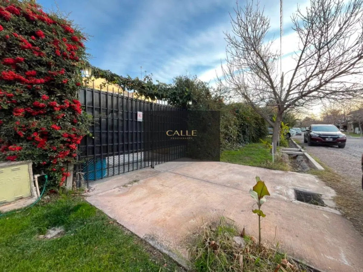 Casa en venta c/ cochera en Villa Nueva 5