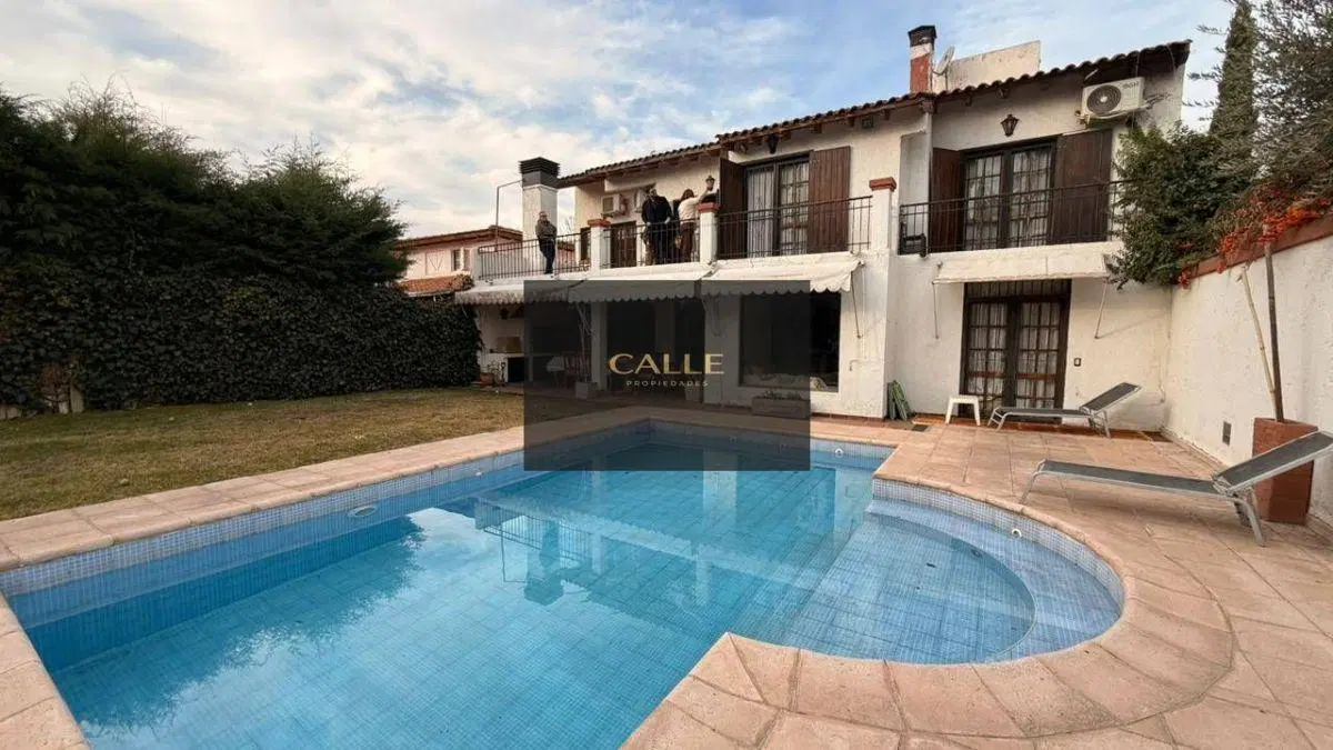 Casa en venta c/ cochera en Chacras de Coria 3