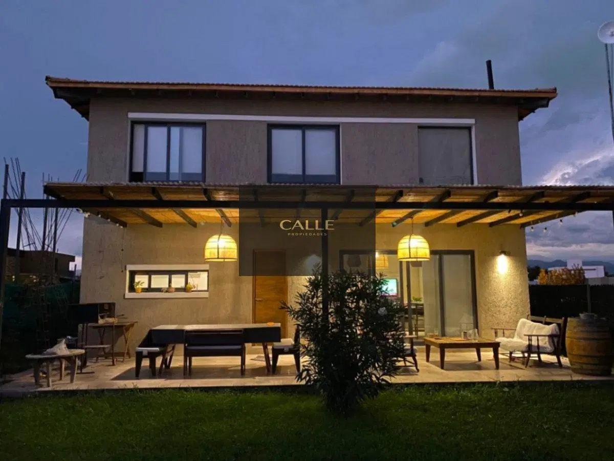 Casa en alquiler c/ cochera en Maipú 8