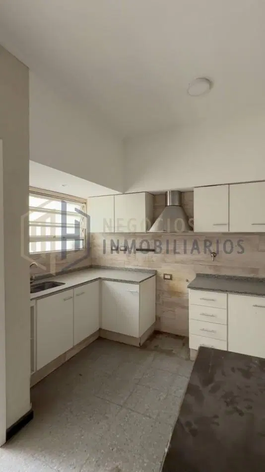 CASA DE 3 DORMITORIOS A METROS DE AV LOPEZ Y PLANES 3