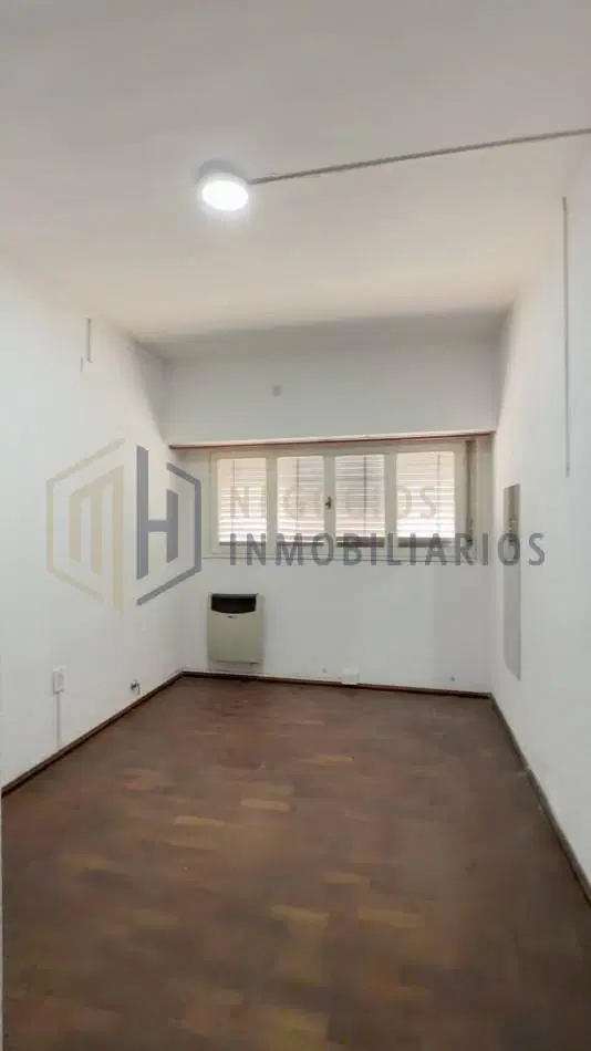 CASA DE 3 DORMITORIOS A METROS DE AV LOPEZ Y PLANES 4