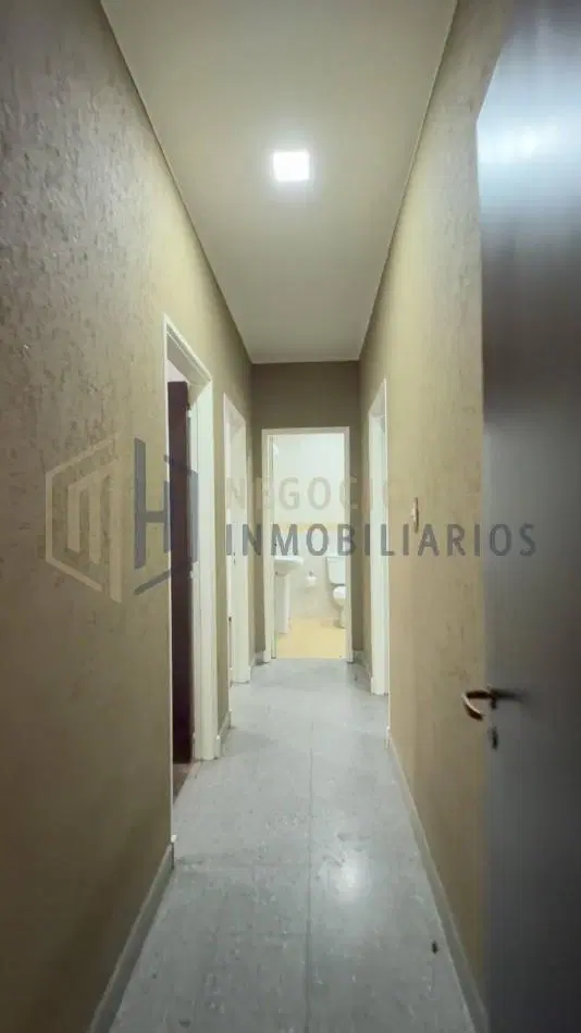 CASA DE 3 DORMITORIOS A METROS DE AV LOPEZ Y PLANES 8