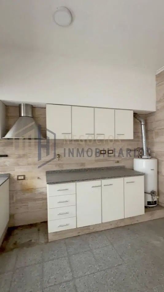 CASA DE 3 DORMITORIOS A METROS DE AV LOPEZ Y PLANES 1