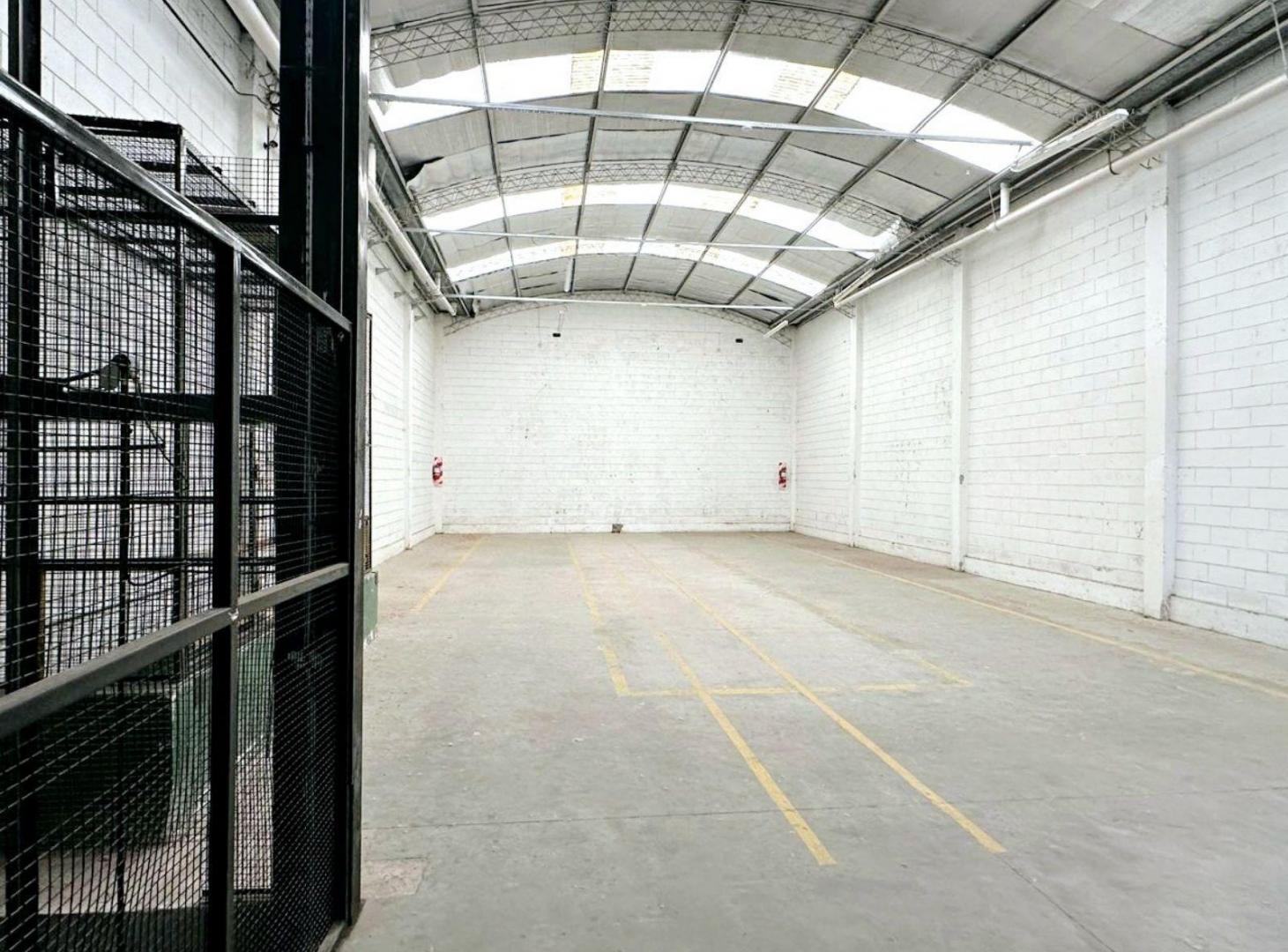 Foto de Galpón de 920 m² en Alquiler – Villa Maipú – Zona Industrial, imagen 2