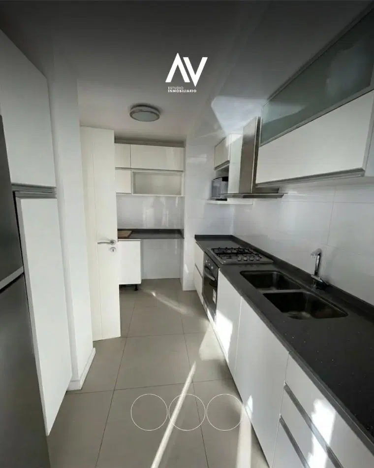 En venta! Semipiso 4 ambientes con doble cochera Guemes y la costa 4