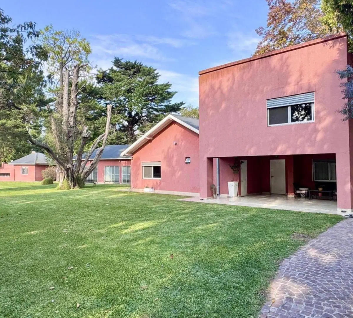 EXCLUSIVA CASA QUINTA CON PISCINA Y GUEST HOUSE. 3