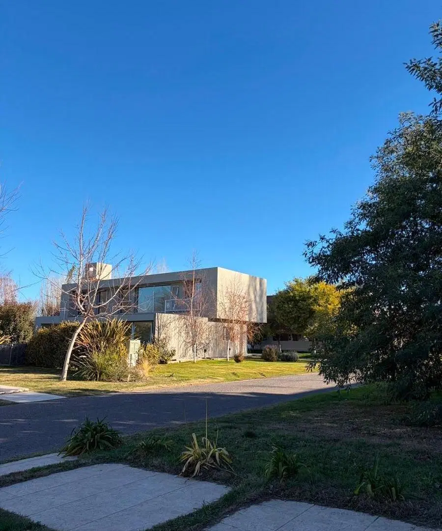Hermosa casa en barrio Sauces del Limay 8