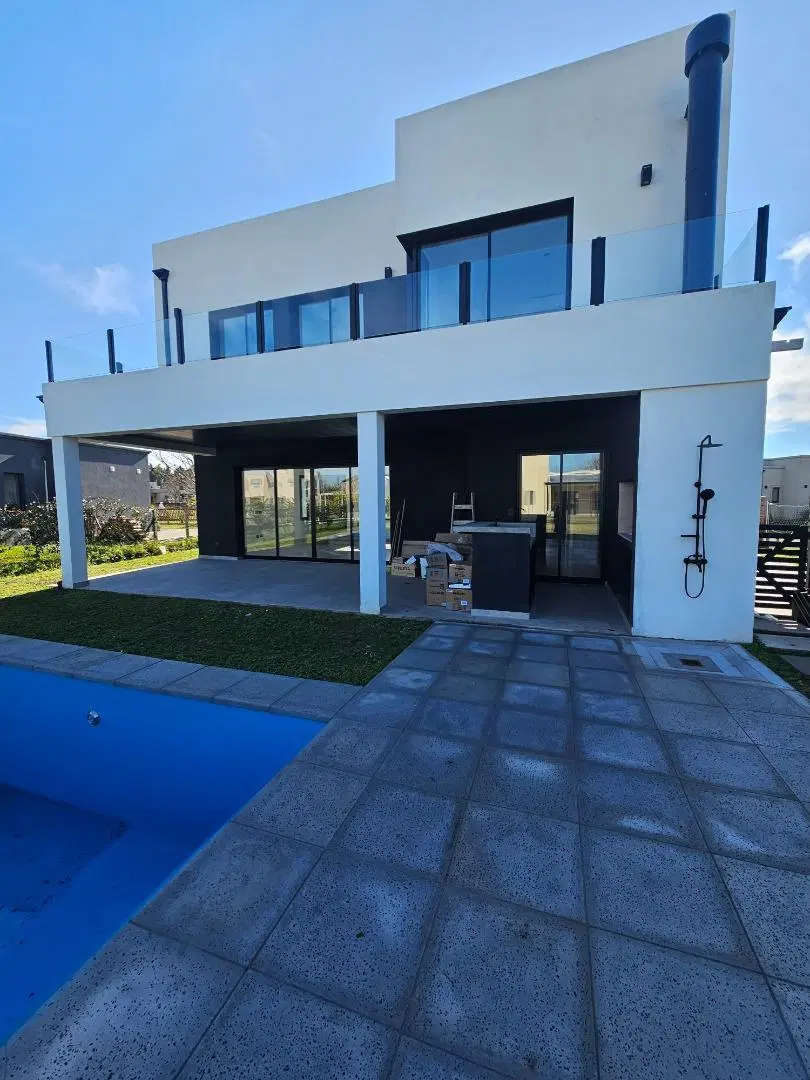 Venta de Casa 4 Ambientes con Pileta en Barrio Santo Tomás – 3