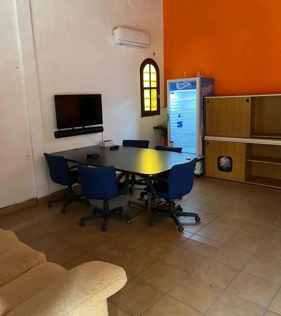 EXCELENTE LOCAL EN ELPASAJE LAS CABAÑAS . APTO PROFESIONAL 5