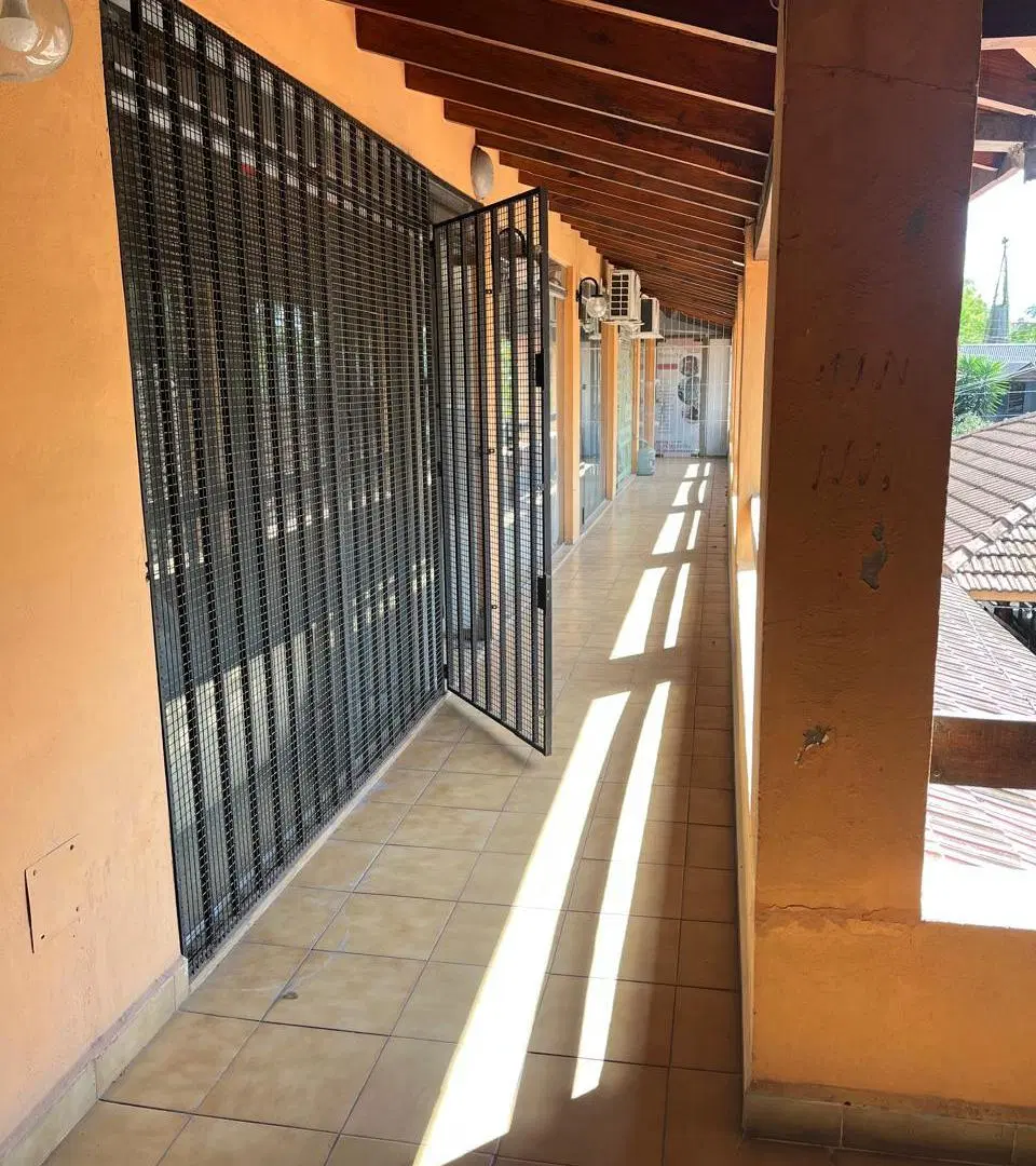 EXCELENTE LOCAL EN ELPASAJE LAS CABAÑAS . APTO PROFESIONAL 4