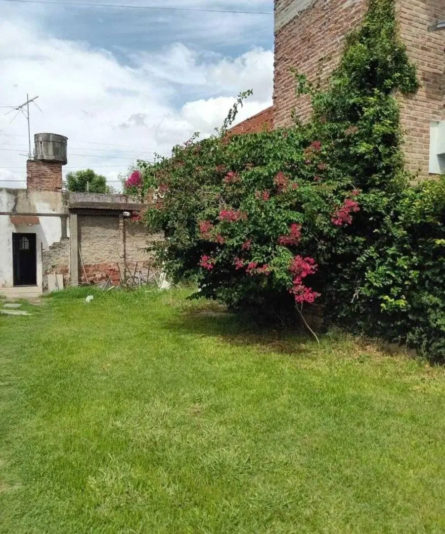 CASAS A REFACCIONAR CON TERRENO DE 400MTS 2 . A SOLO 1 CUADRA DE AUTOPISTA OESTE 2