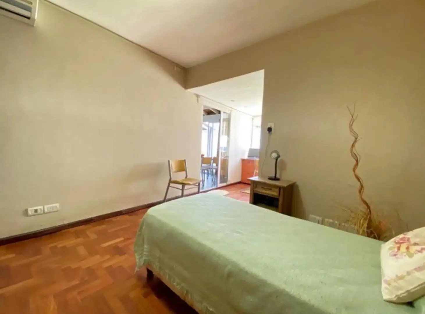 CASA PLANTA BAJA A SOLO 5 CUADRAS DE LA ESTACION CASTELAR . CHALET 5 AMBIENTES . 4