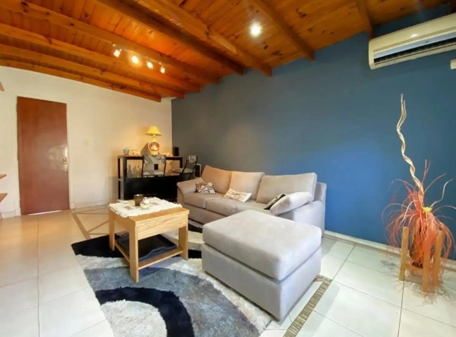 CASA PLANTA BAJA A SOLO 5 CUADRAS DE LA ESTACION CASTELAR . CHALET 5 AMBIENTES . 5