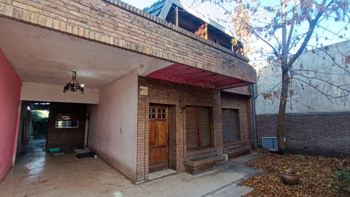 CHALET INTERNO EN VENTA 4 AMBIENTES EN LA AV. SANTA ROSA!!! CASTELAR NORTE !!!