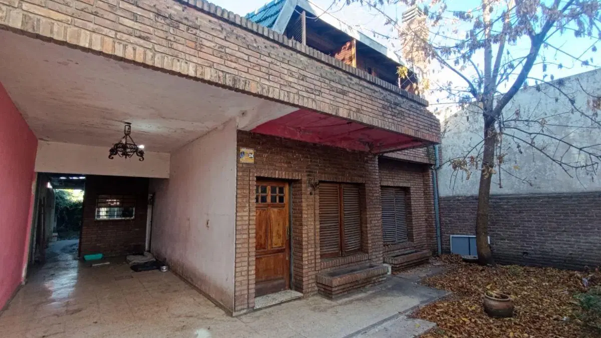 CHALET INTERNO EN VENTA 4 AMBIENTES EN LA AV. SANTA ROSA!!! CASTELAR NORTE !!! 2