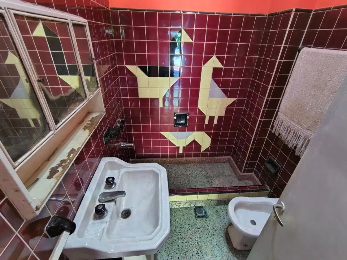 Casa 5 ambientes en venta en Haedo a reciclar. APTO CREDITO 4