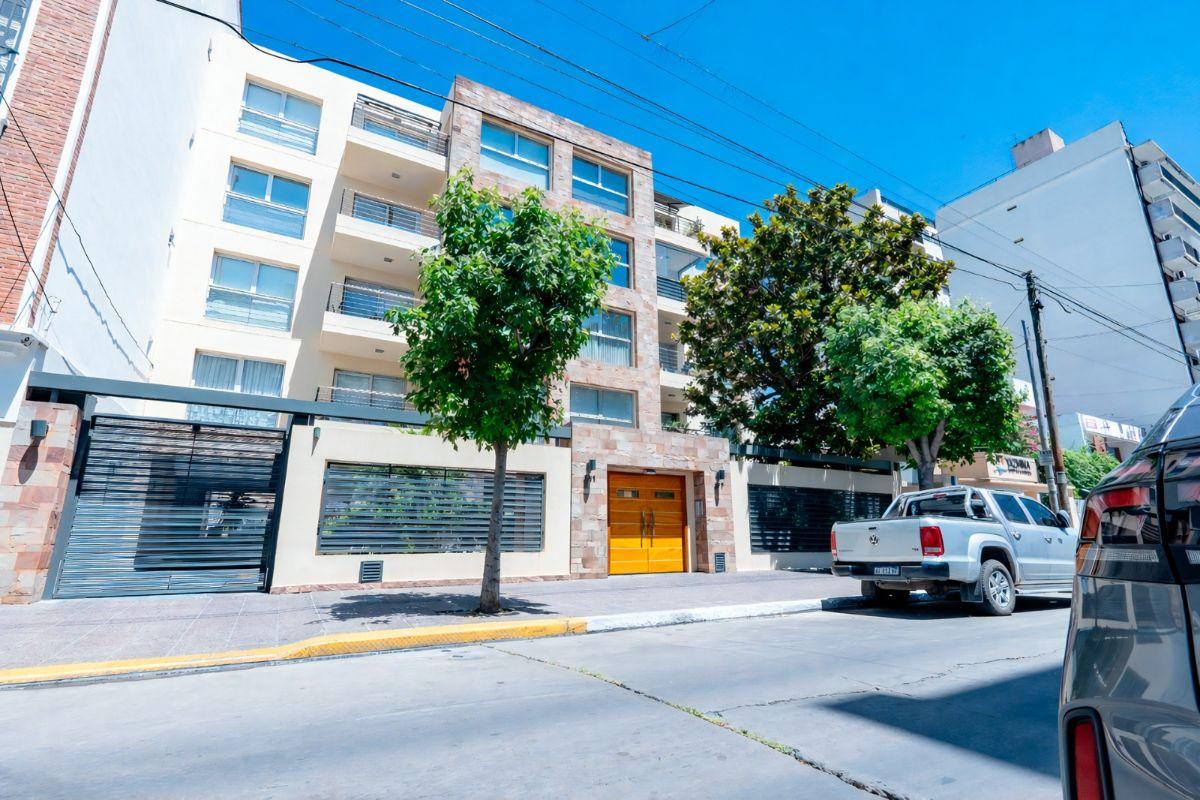 Semipiso de 4 Ambientes en Venta o Permuta en el Centro de Ramos Mejía - Cochera Doble