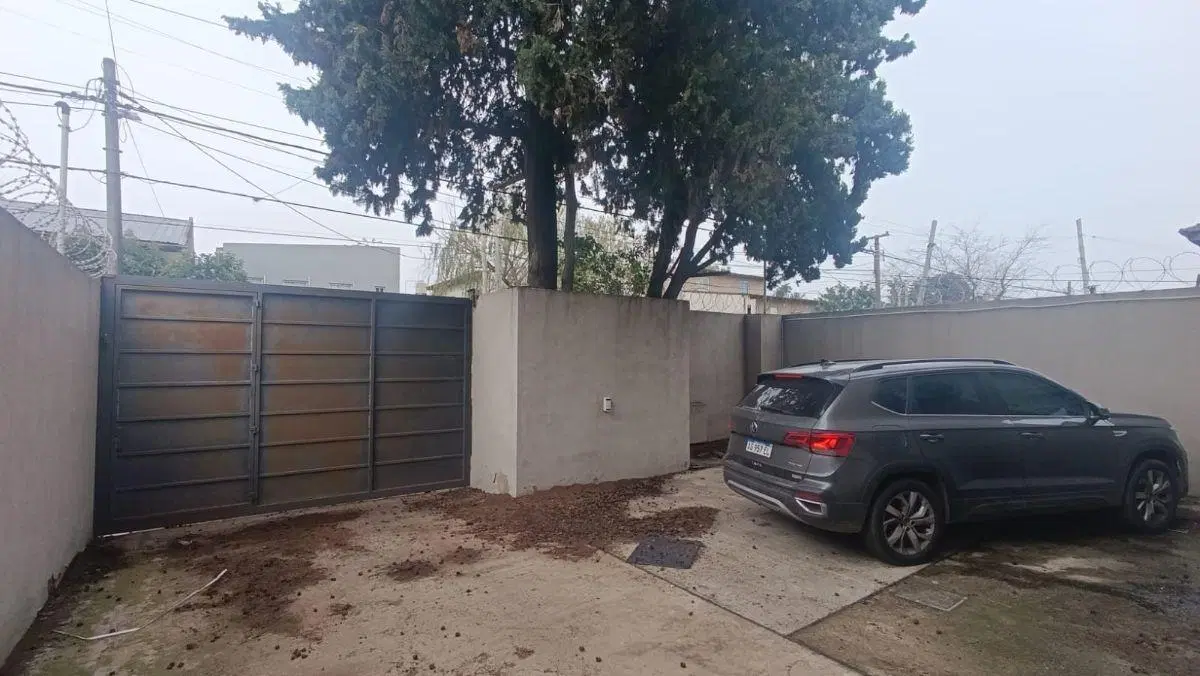 Galpón Comercial & Industrial en Alquiler en Ituzaingo Norte! 2