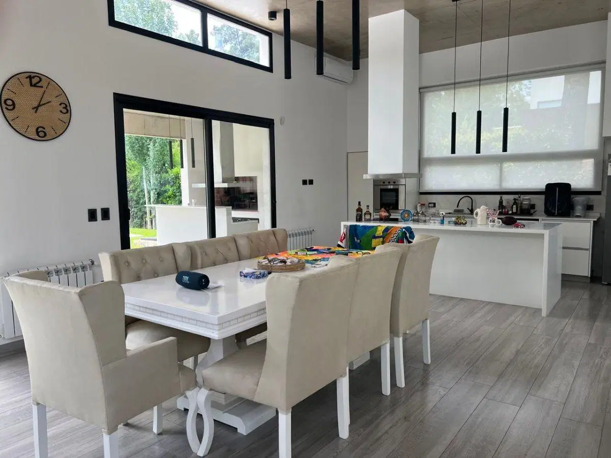VENTA DE CASA 5 AMBIENTES CASCO DE ALVAREZ-APTO CREDITO 3