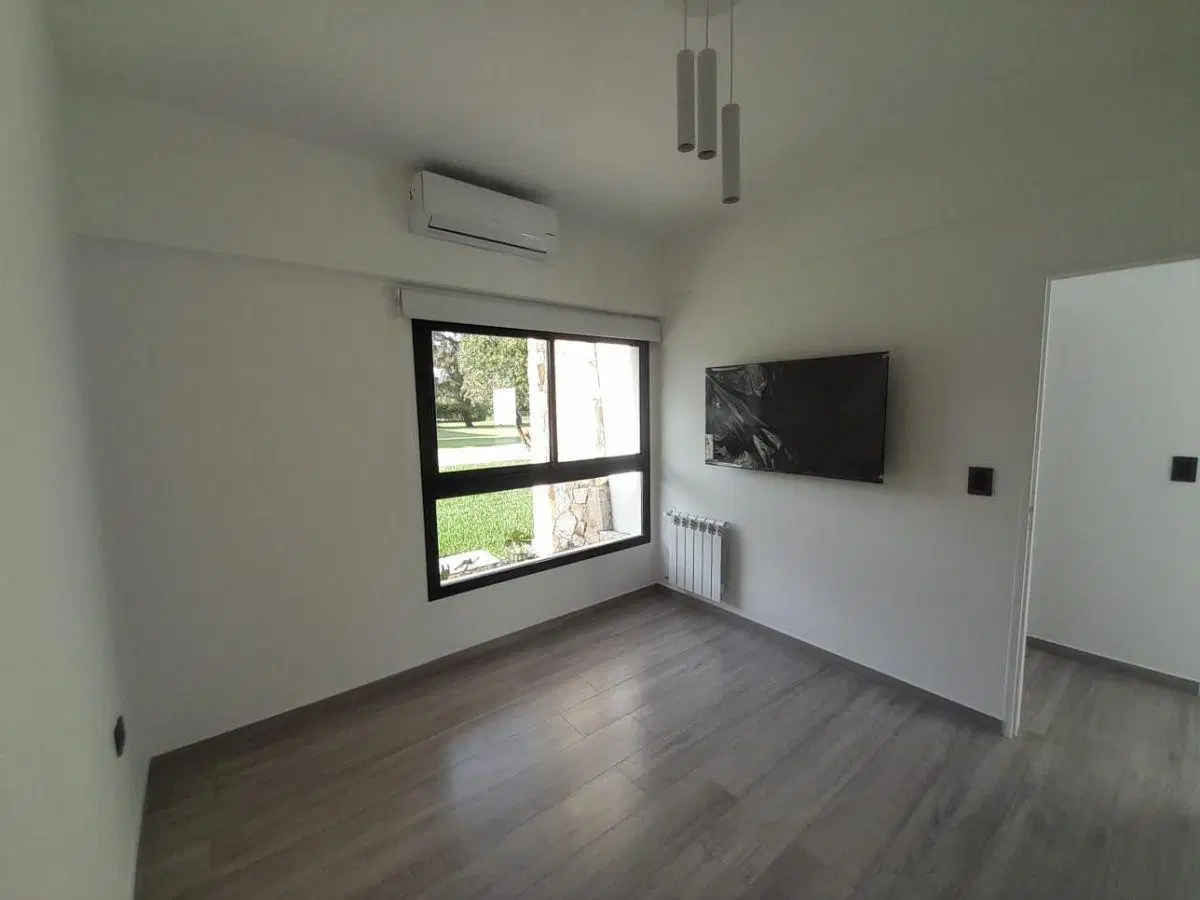 VENTA DE CASA 5 AMBIENTES CASCO DE ALVAREZ-APTO CREDITO 4
