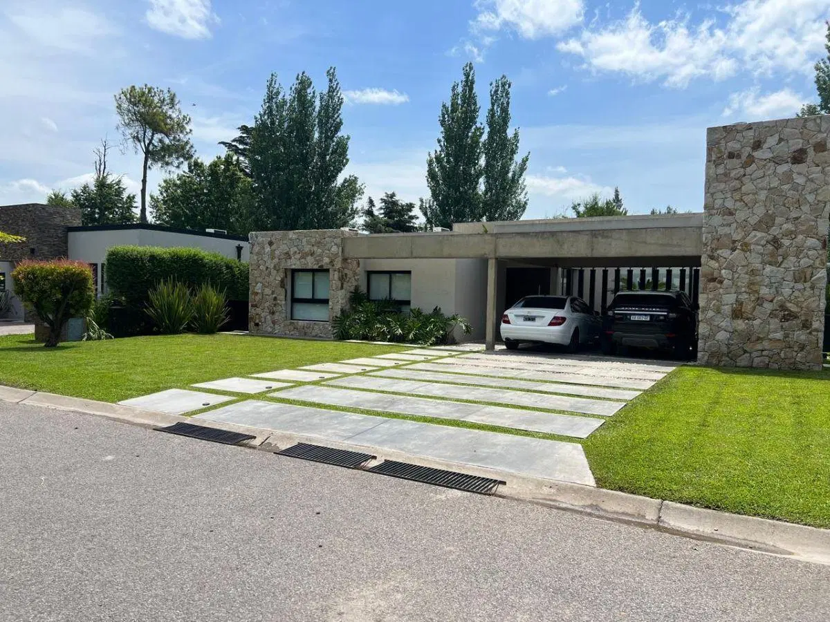 VENTA DE CASA 5 AMBIENTES CASCO DE ALVAREZ-APTO CREDITO 2