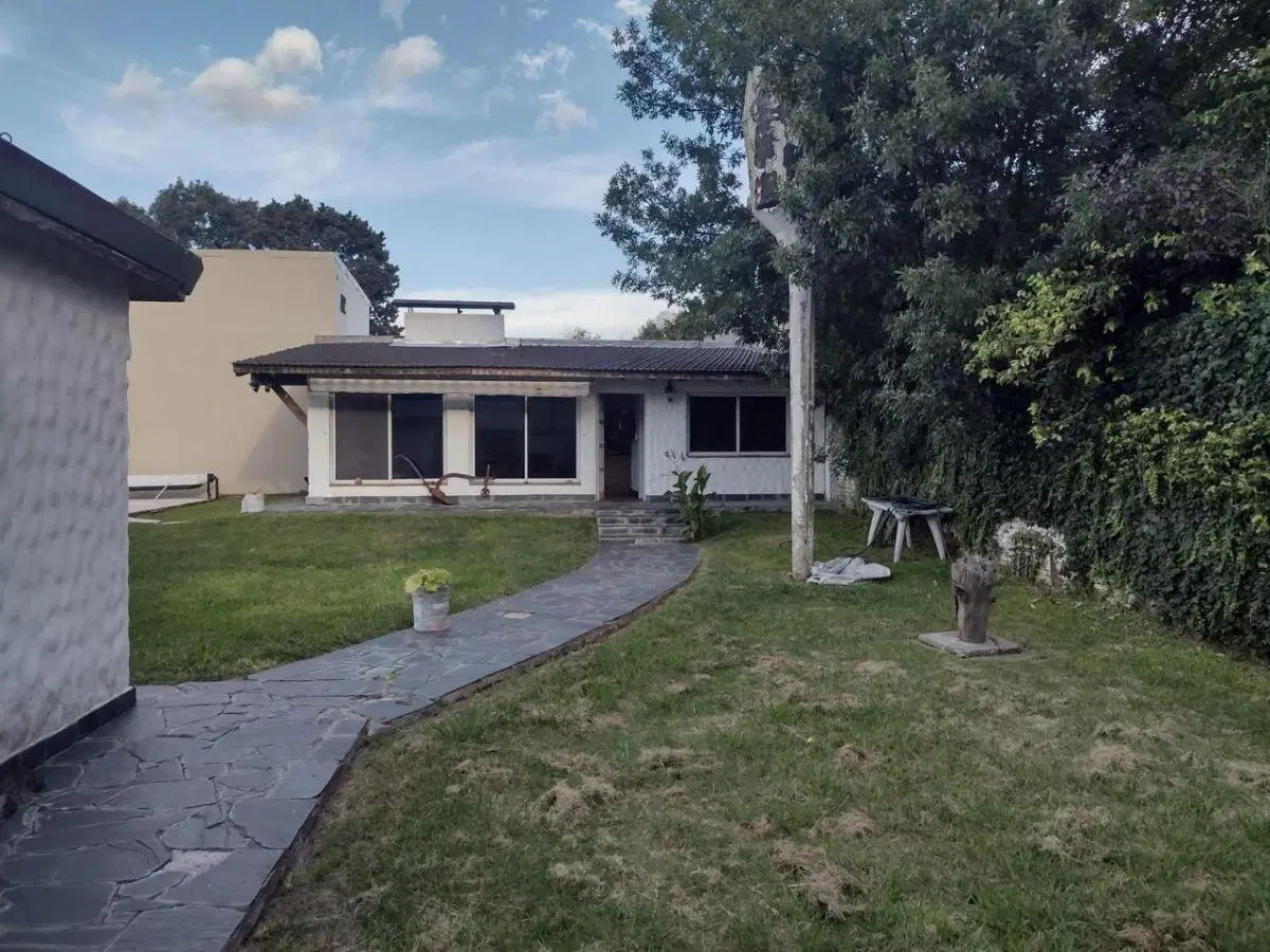CASA EN VENTA EN CASTELAR SUR . TERRENO 800 MTS 2- QUINCHO-PILETA- 2