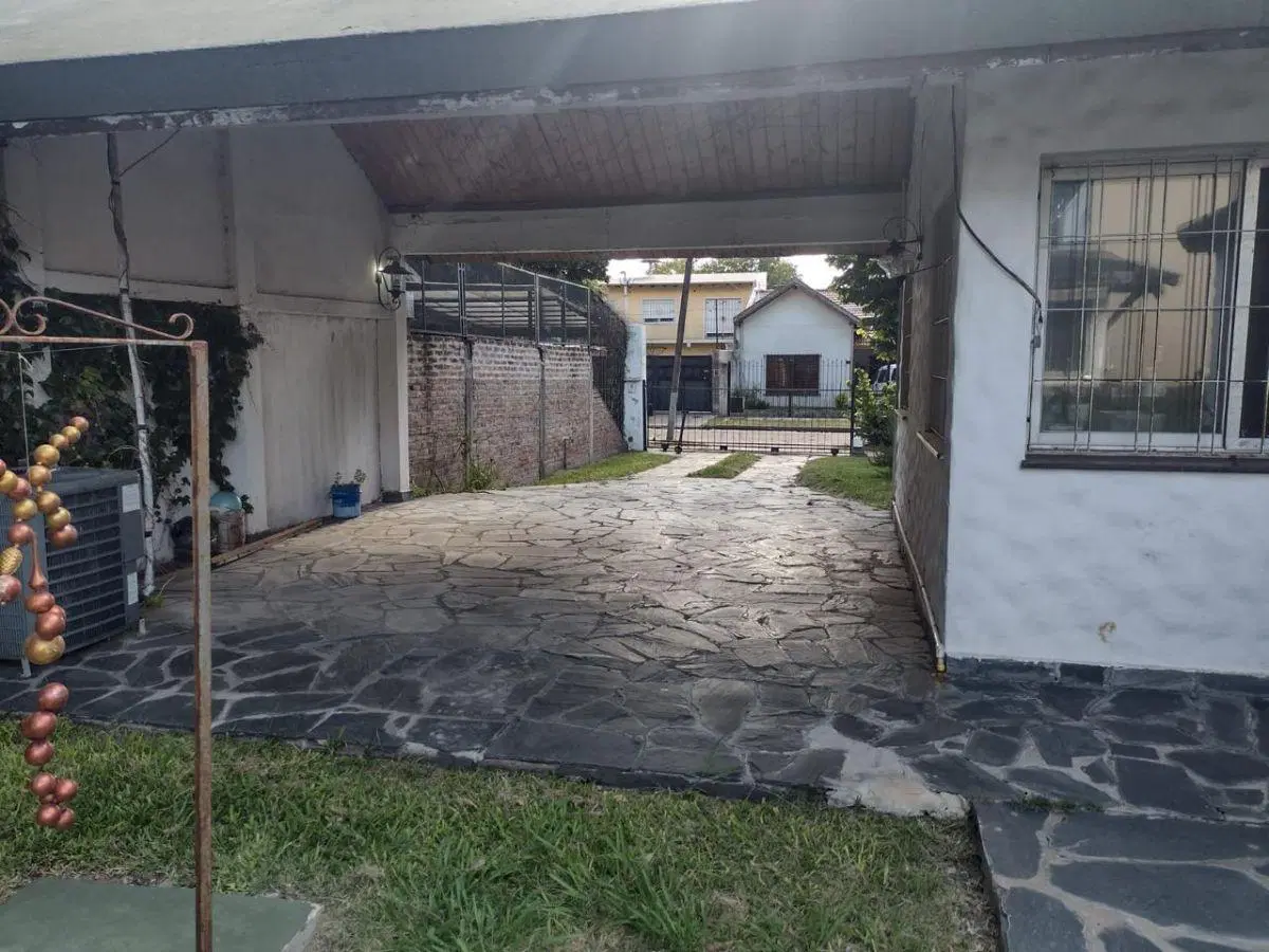 CASA EN VENTA EN CASTELAR SUR . TERRENO 800 MTS 2- QUINCHO-PILETA- 8