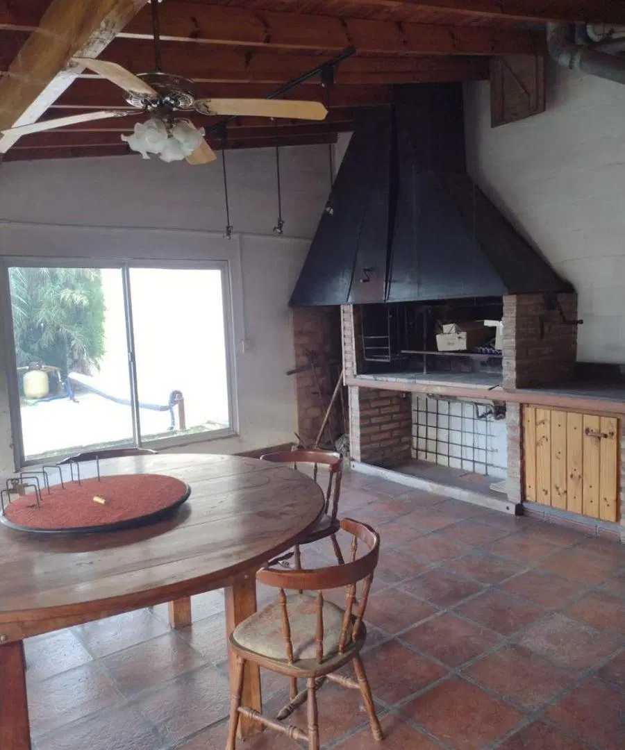 CASA EN VENTA EN CASTELAR SUR . TERRENO 800 MTS 2- QUINCHO-PILETA- 4