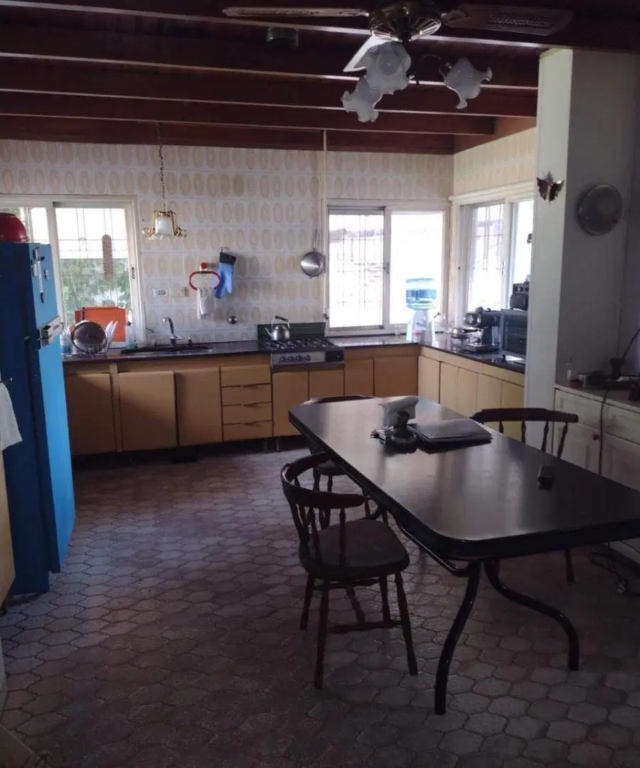 CASA EN VENTA EN CASTELAR SUR . TERRENO 800 MTS 2- QUINCHO-PILETA- 3