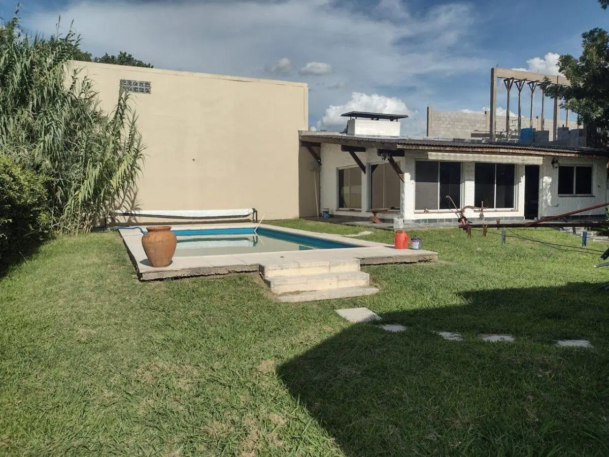 CASA EN VENTA EN CASTELAR SUR . TERRENO 800 MTS 2- QUINCHO-PILETA- 5