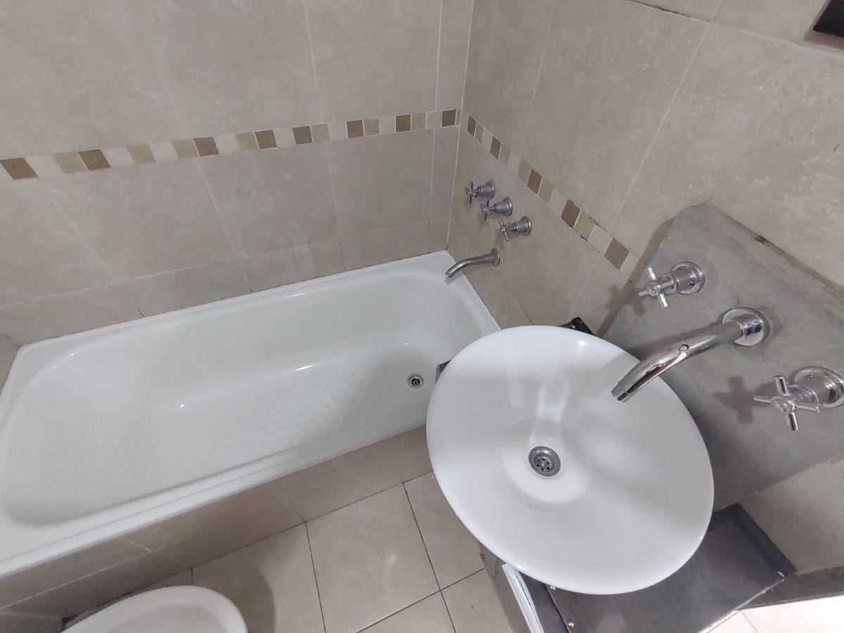 Foto de Departamento Monoambiente en alquiler en Moron Centro con cochera. APTO, imagen 1