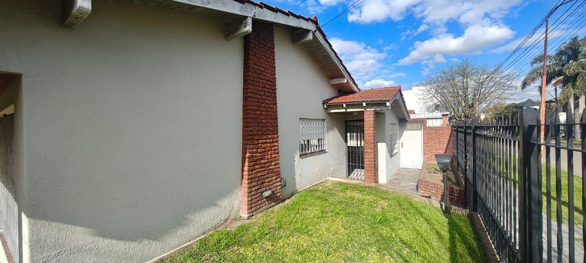 Foto de Casa en Esquina 4 Ambientes en Venta con Patio y Cochera en Morón Sur, imagen 3