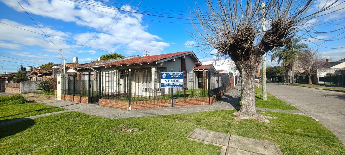 Foto de Casa en Esquina 4 Ambientes en Venta con Patio y Cochera en Morón Sur, imagen 2