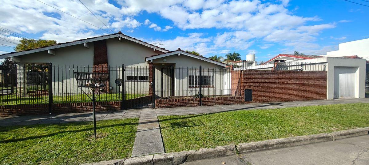 Foto de Casa en Esquina 4 Ambientes en Venta con Patio y Cochera en Morón Sur, imagen 1