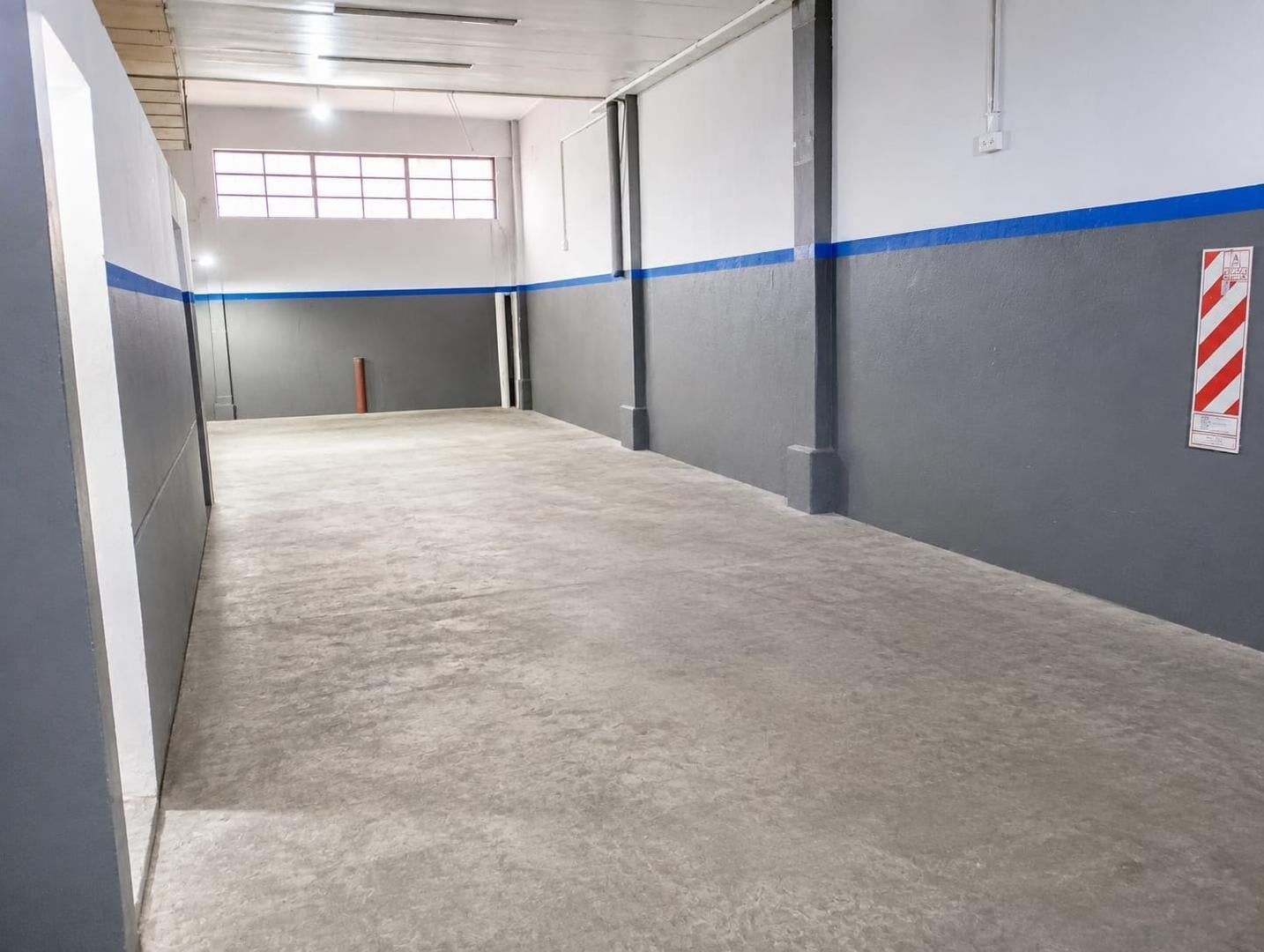 Foto de Excelente Galpón Zona Industrial La Tablada, imagen 1