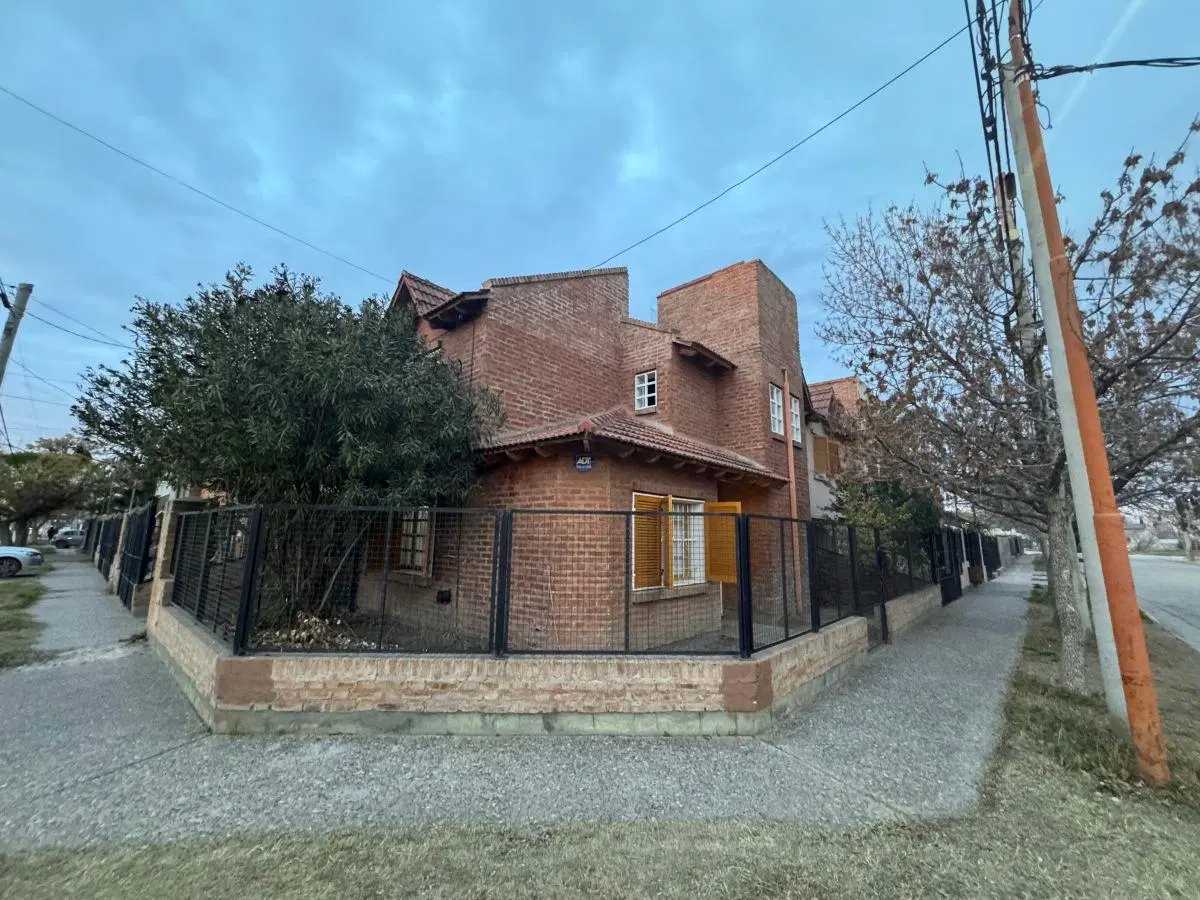Dúplex con 4 dormitorios en alquiler en Barrio Flamingo 3