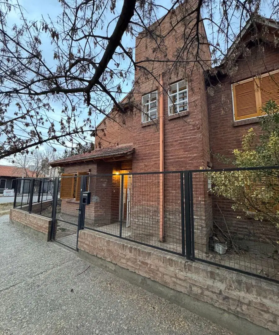 Dúplex con 4 dormitorios en alquiler en Barrio Flamingo 5