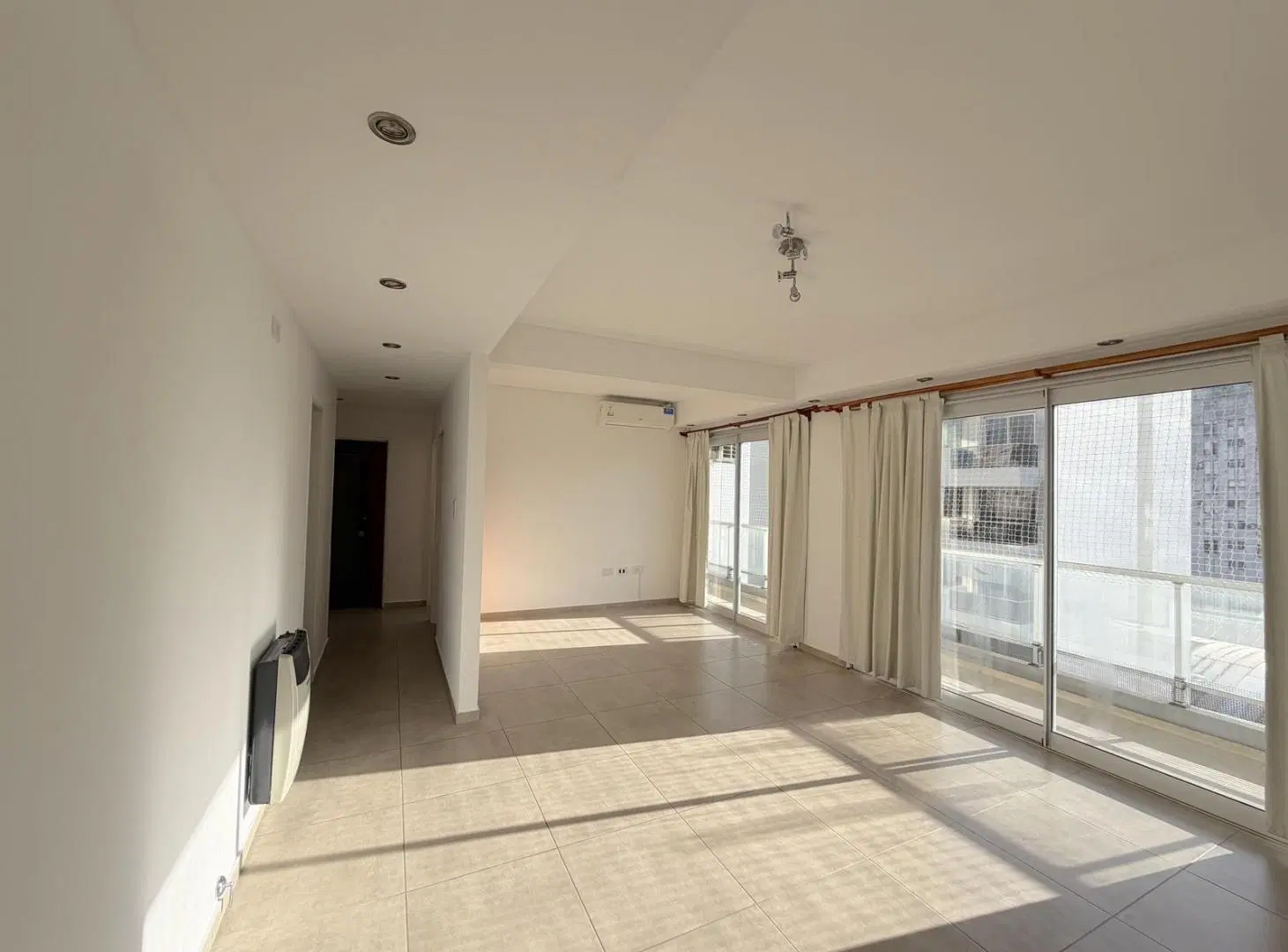 Departamento de categoría en alquiler, un dormitorio con cochera 2