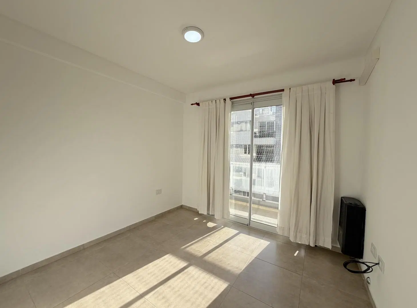 Departamento de categoría en alquiler, un dormitorio con cochera 3