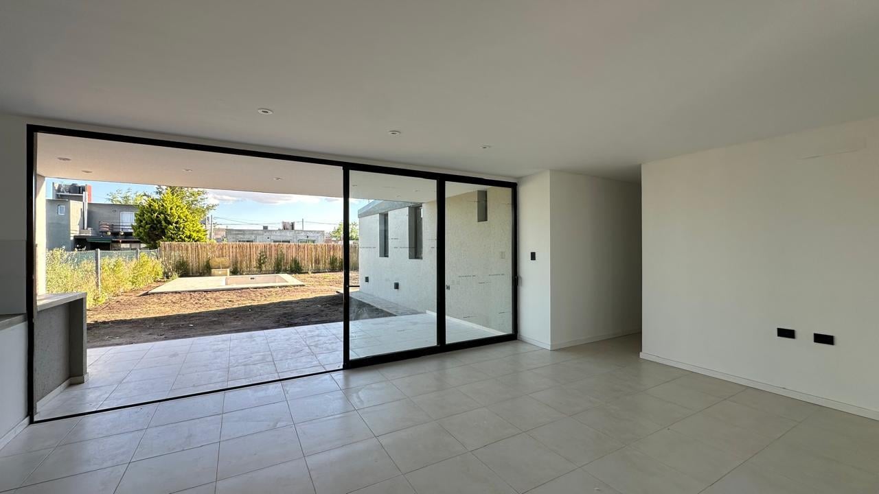 Foto de Dueño Vende Casa 3 Dorm / 2 Baños / 2 Cocheras / Pileta - Financiacion-, imagen 2
