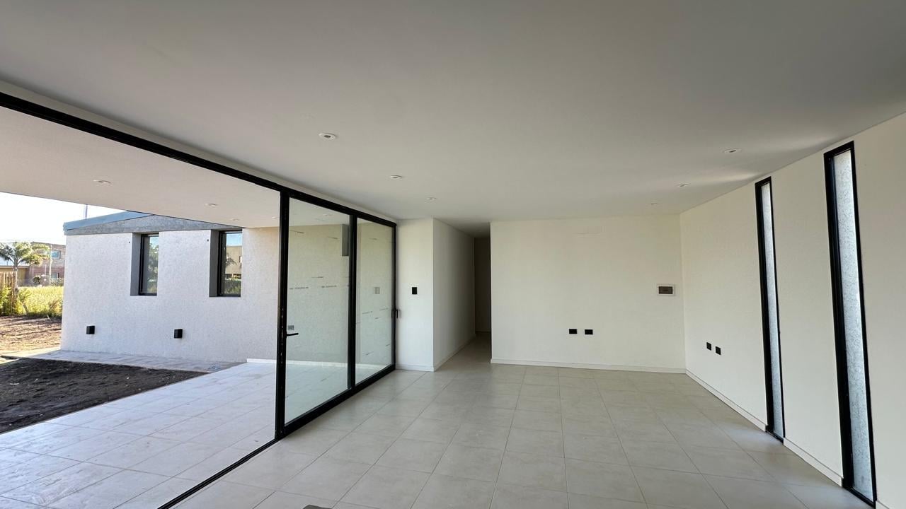 Foto de Dueño Vende Casa 3 Dorm / 2 Baños / 2 Cocheras / Pileta - Financiacion-, imagen 1