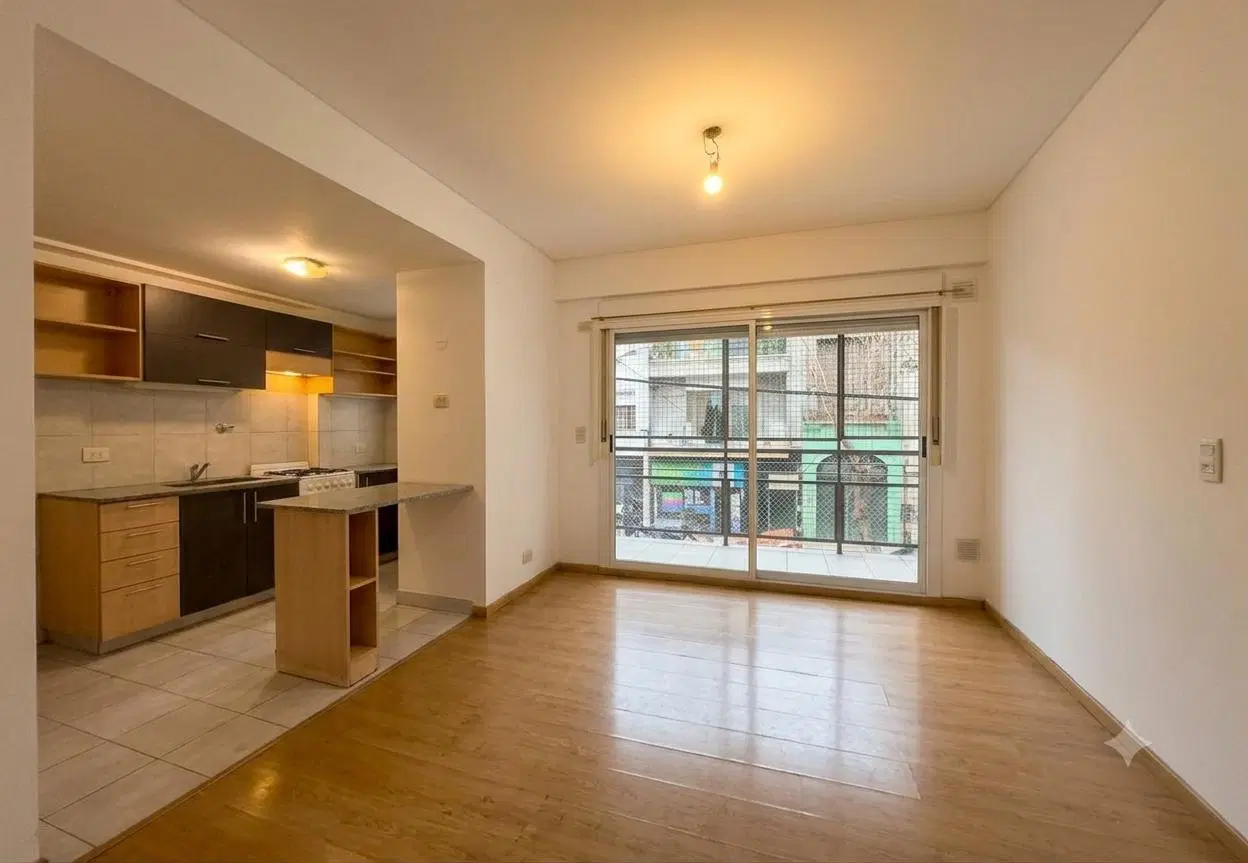 Amplio 2 Ambientes al Frente con Balcón Corrido | Edificio con Pileta y Parrilla. 2