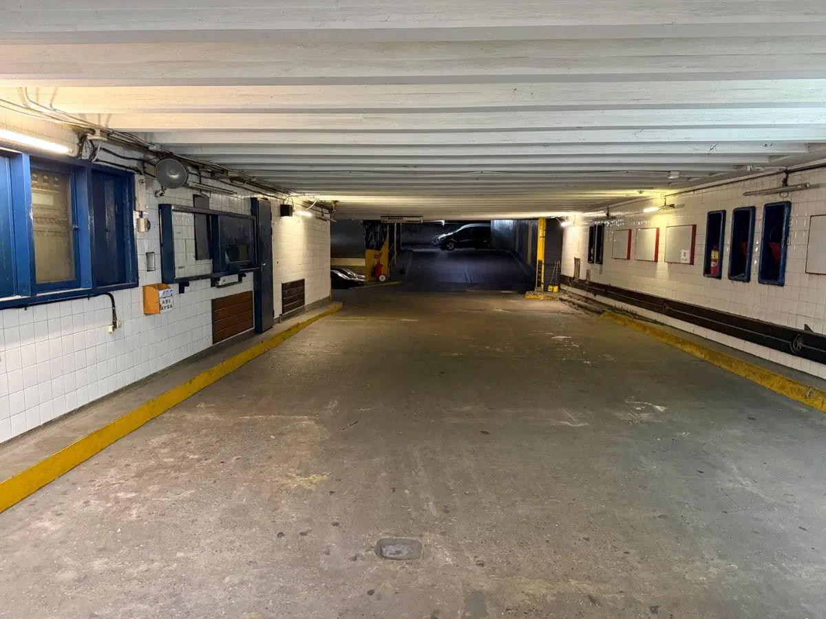 Cochera Cubierta en Pleno Centro - Fácil Acceso - Seguridad y Comodidad 4
