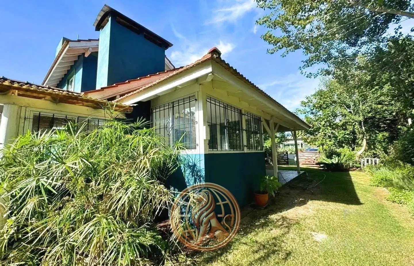Venta Casa en Pinamar con 2 departamentos y piscina climatizada a solo 100 metros de la playa 2